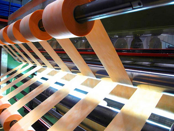 The slitting machine should improve the output and ensure the product quality at the same time