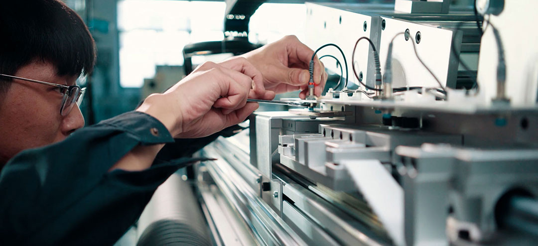 Specific measures to improve the control system of the slitting machine