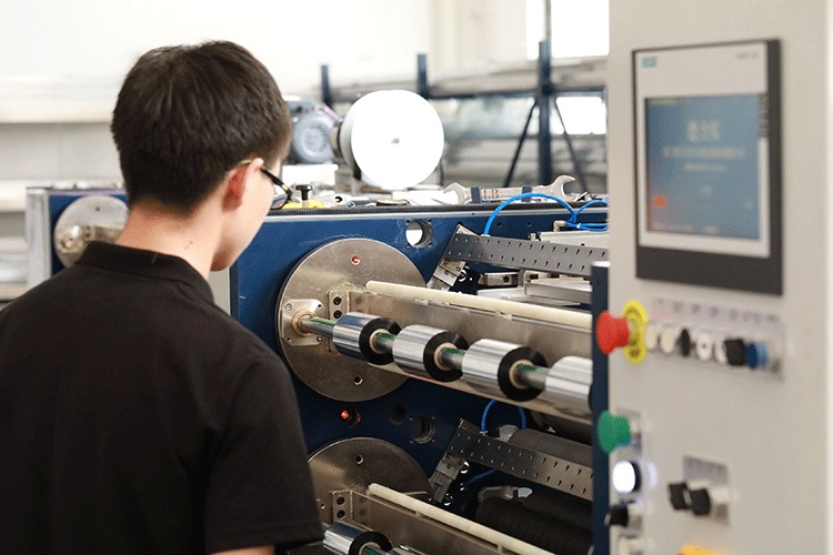 What are the operating process requirements of the slitting machine