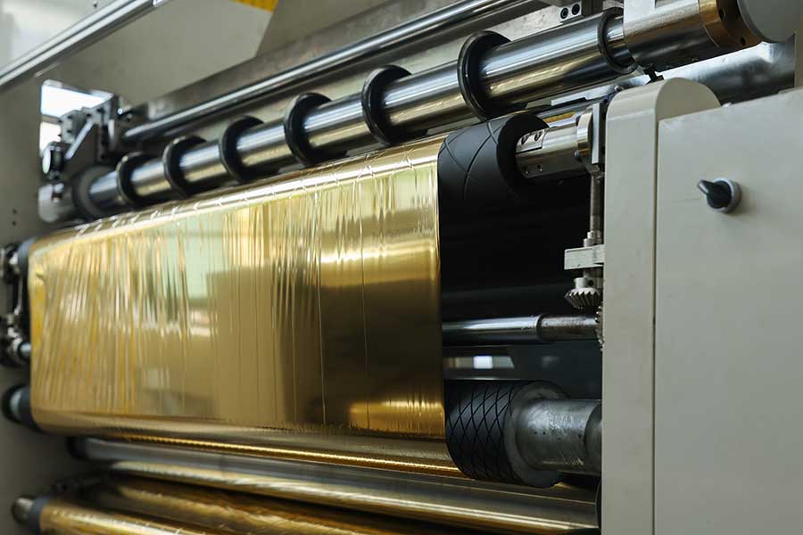 The technological innovation of the hot stamping foil slitting machine has helped the greeting card making industry to open an era of high efficiency and exquisiteness