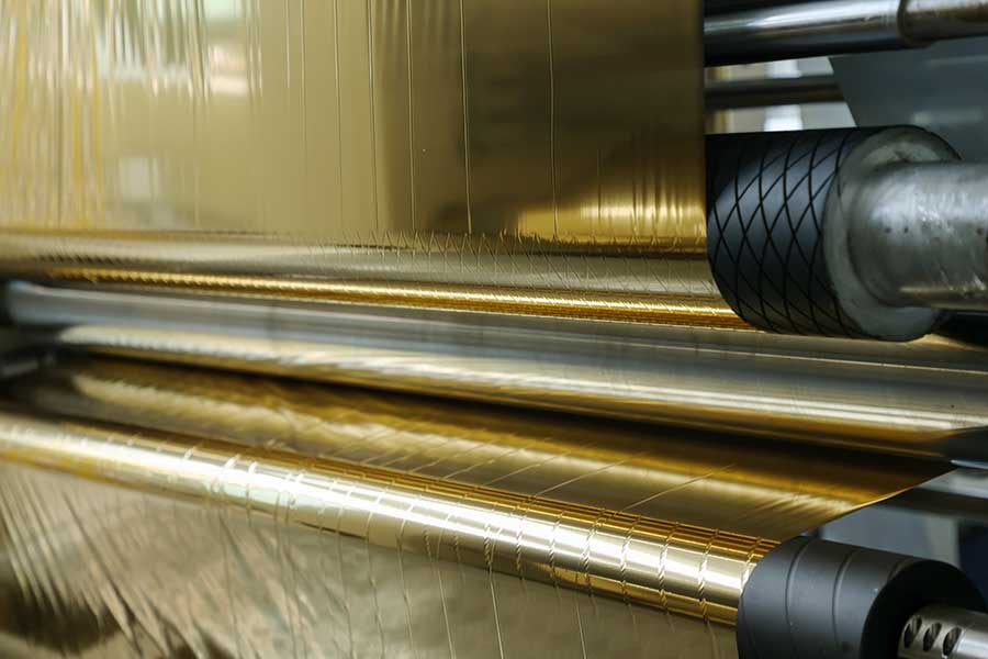 The technological innovation of the hot stamping foil slitting machine has helped the greeting card making industry to open an era of high efficiency and exquisiteness